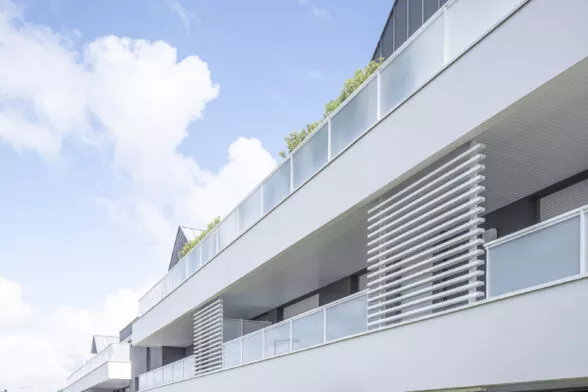 Extérieur avec balcons de la résidence Villa Kernevel à Larmor-Plage, près de Lorient. Un ensemble de logements neufs réalisé par Pierre Promotion.