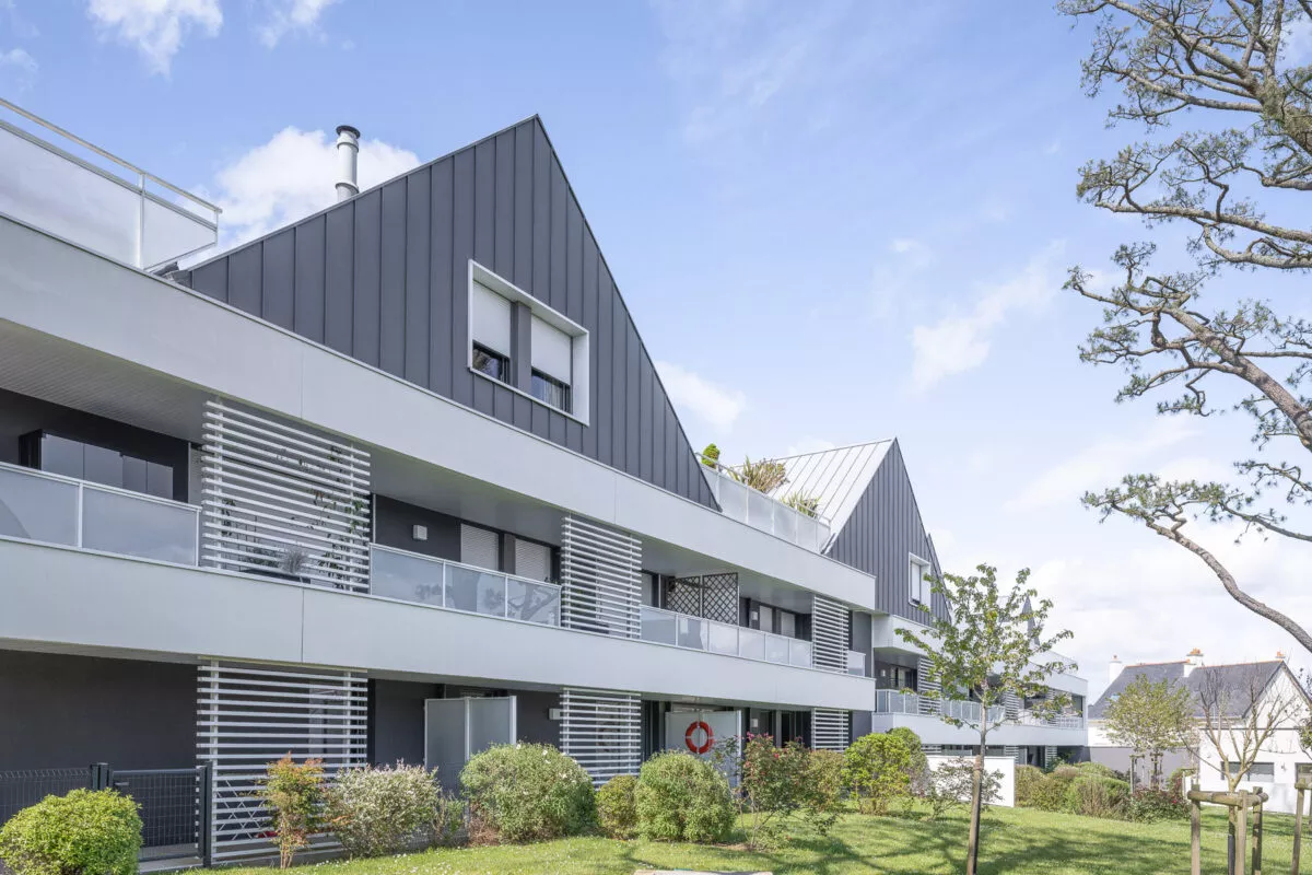 Bâtiment extérieur de la résidence Villa Kernevel à Larmor-Plage. Un ensemble de logements neufs réalisé par Pierre Promotion.