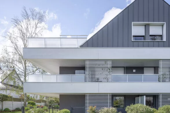 Bâtiment extérieur de la résidence Villa Kernevel à Larmor-Plage. Un ensemble de logements neufs réalisé par Pierre Promotion.