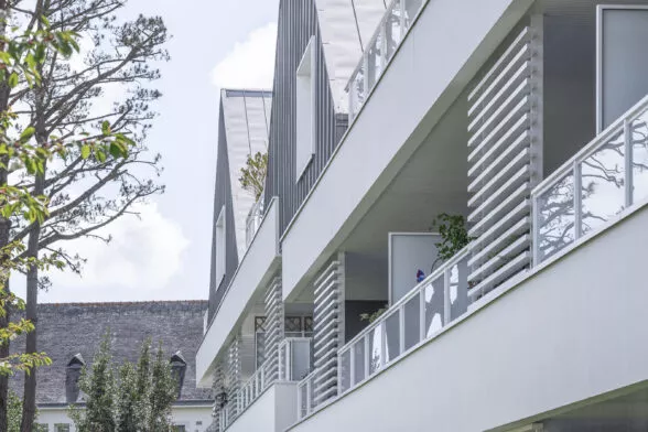Bâtiment extérieur de la résidence Villa Kernevel à Larmor-Plage. Un ensemble de logements neufs réalisé par Pierre Promotion.