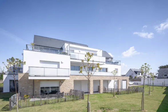 Bâtiment extérieur de la résidence Les Embruns à Quiberon. Un ensemble de logements neufs réalisé par Pierre Promotion.