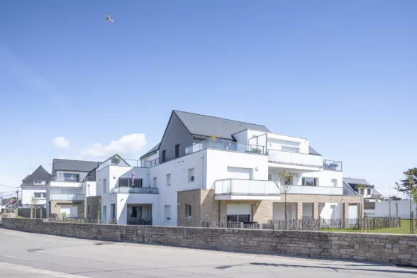 Bâtiment extérieur de la résidence Les Embruns à Quiberon. Un ensemble de logements neufs réalisé par Pierre Promotion.