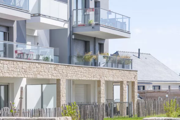 Façade et terrasses extérieures de la résidence Les Embruns à Quiberon. Un ensemble de logements neufs réalisé par Pierre Promotion.