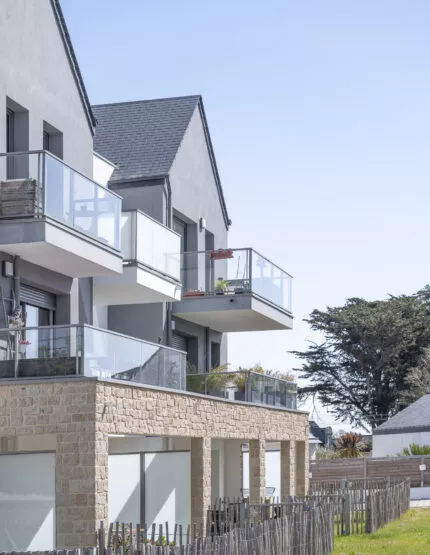 Façade et terrasses extérieures de la résidence Les Embruns à Quiberon. Un ensemble de logements neufs réalisé par Pierre Promotion.
