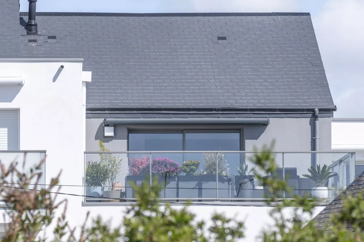 Terrasse extérieur de la résidence Les Embruns à Quiberon. Un ensemble de logements neufs réalisé par Pierre Promotion.