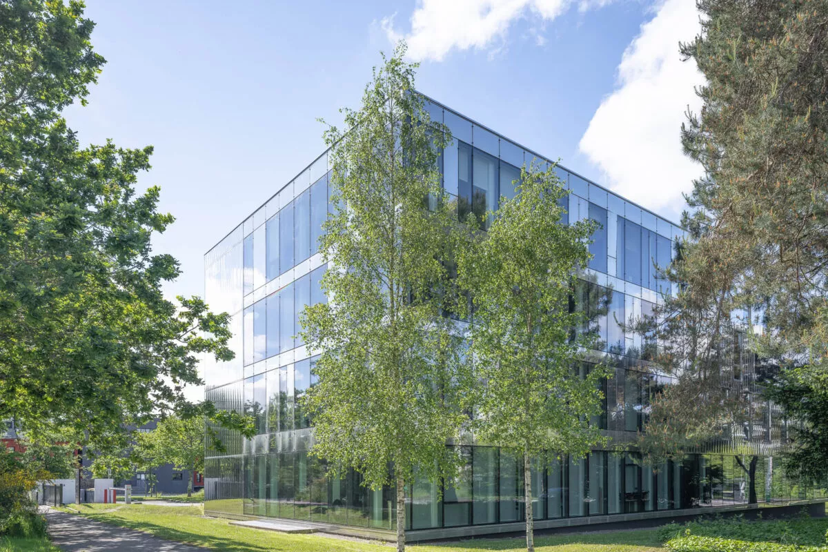 Extérieure arboré du programme tertiaire Les Reflets situé à Saint-Herblain, près de Nantes. Un ensemble d'immobilier neuf réalisé par Pierre Promotion.