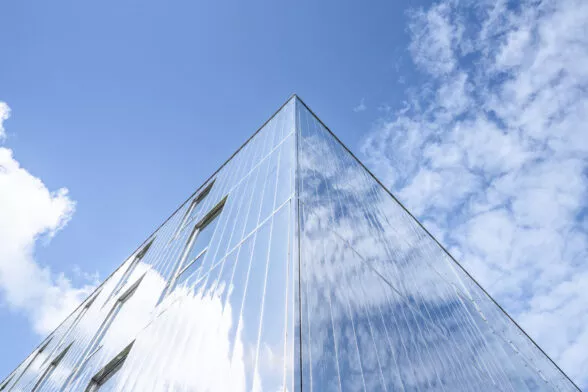 Façade extérieure avec un beau ciel bleu du programme tertiaire Les Reflets situé à Saint-Herblain, près de Nantes. Un ensemble d'immobilier neuf réalisé par Pierre Promotion.