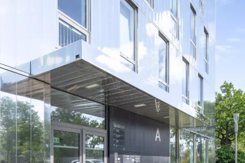 Entrée extérieure du programme tertiaire Les Reflets situé à Saint-Herblain, près de Nantes. Un ensemble d'immobilier neuf réalisé par Pierre Promotion.
