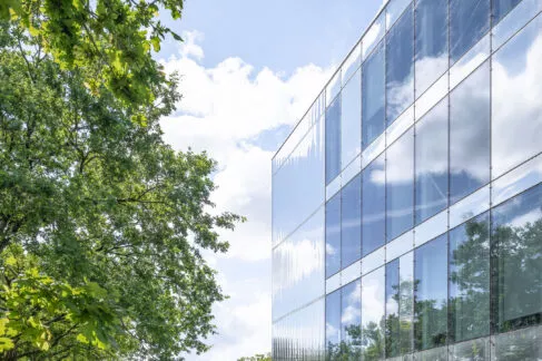Extérieur du programme tertiaire Les Reflets situé à Saint-Herblain, près de Nantes. Un ensemble d'immobilier neuf réalisé par Pierre Promotion.