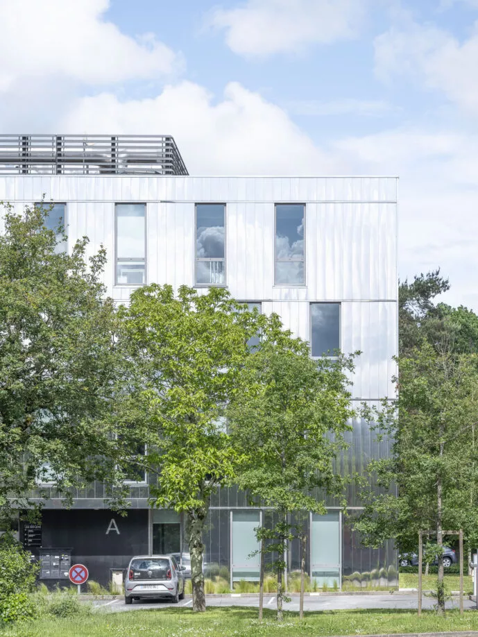 Extérieur du programme tertiaire Les Reflets situé à Saint-Herblain, près de Nantes. Un ensemble d'immobilier neuf réalisé par Pierre Promotion.