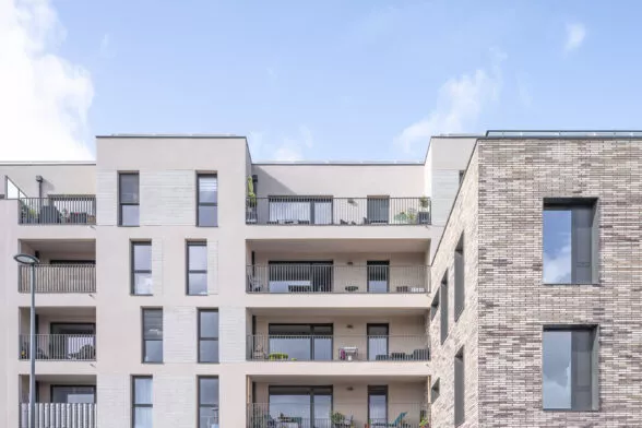 Extérieure du bâtiment Terra vue de la route, situé à Liffré, près de Rennes. Des logements neufs réalisés par Pierre promotion.