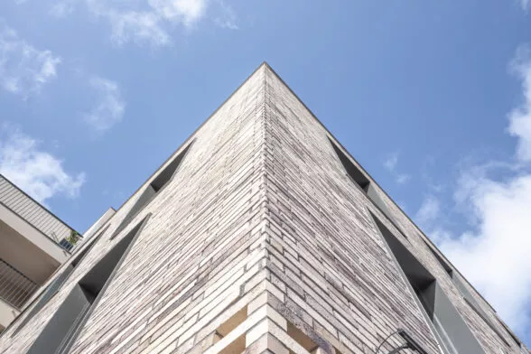 Bâtiment en terres Terra situé à Liffré proche de Rennes avec un beau ciel bleu breton