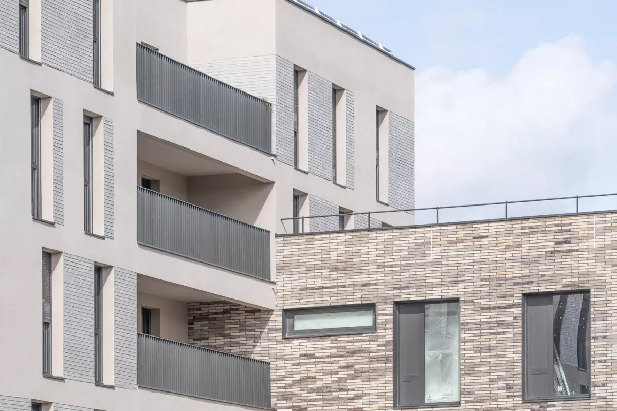Vue des balcons extérieurs du bâtiment Terra vue de la route, situé à Liffré, près de Rennes. Des logements neufs réalisés par Pierre promotion.
