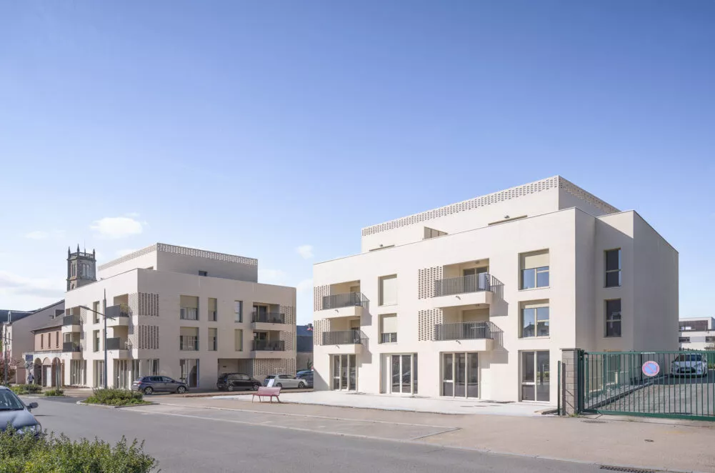 Extérieur de la résidence Villa Blanche à Montauban-de-Bretagne, près de Rennes. Des logements neufs réalisés par Pierre Promotion.