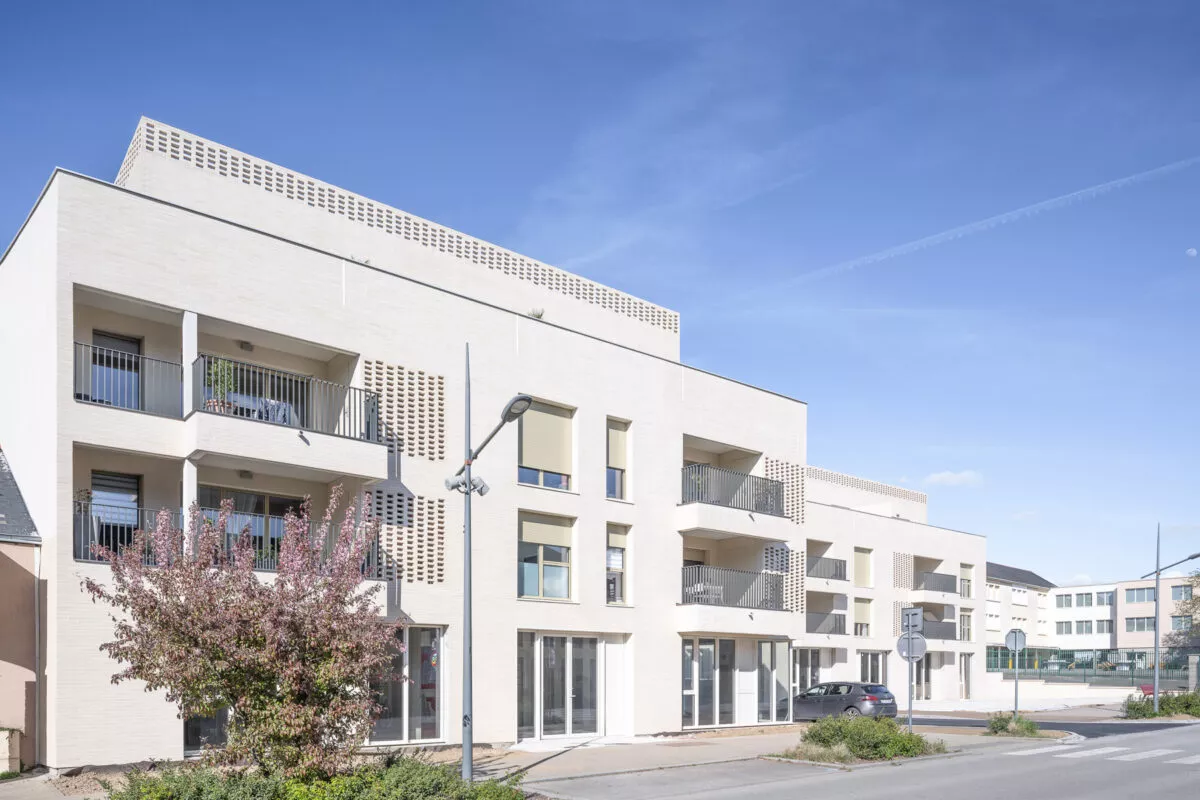 Extérieur de la résidence Villa Blanche à Montauban-de-Bretagne, près de Rennes. Des logements neufs réalisés par Pierre Promotion.