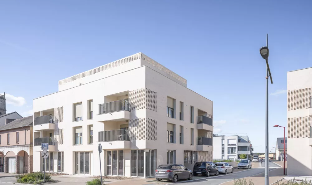 Extérieur de la résidence Villa Blanche à Montauban-de-Bretagne, près de Rennes. Des logements neufs réalisés par Pierre Promotion.
