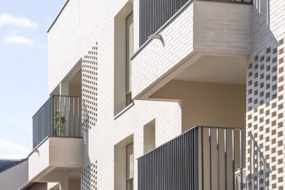 Balcons extérieurs de la résidence Villa Blanche à Montauban-de-Bretagne, près de Rennes. Des logements neufs réalisés par Pierre Promotion.