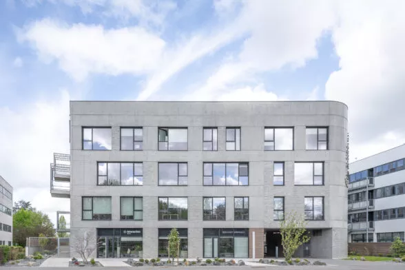Extérieur du programme tertiaire New Grey à Rennes. Un ensemble d'immobilier tertiaire réalisé par Pierre Promotion.
