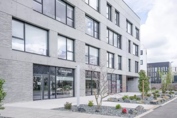Extérieur du programme tertiaire New Grey à Rennes. Un ensemble d'immobilier tertiaire réalisé par Pierre Promotion.