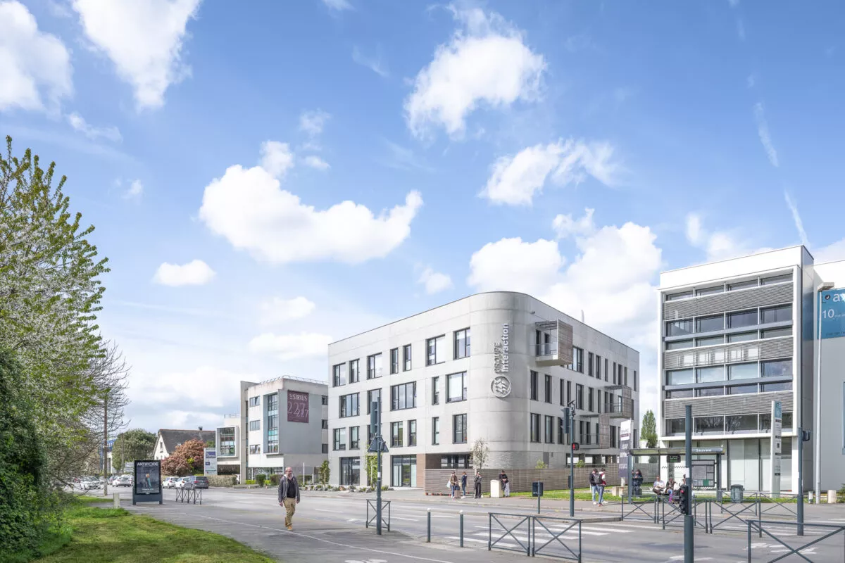 Extérieur du programme tertiaire New Grey à Rennes. Un ensemble d'immobilier tertiaire réalisé par Pierre Promotion.