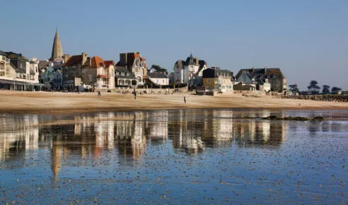 Plages de sables fins à Larmor-Plage, vue sur la ville et la mer.