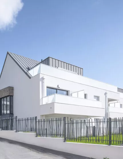Extérieure du bâtiment Villa Marine, situé à Larmor-Plage, près de Lorient. Des logements neufs réalisés par Pierre promotion.