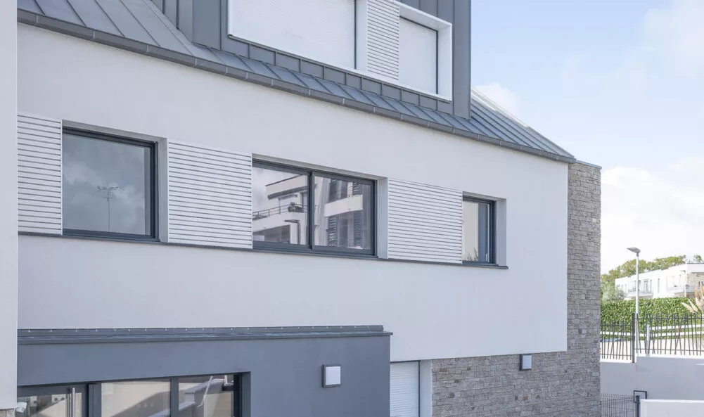 Entrée extérieure du bâtiment Villa Marine, situé à Larmor-Plage, près de Lorient. Des logements neufs réalisés par Pierre promotion.