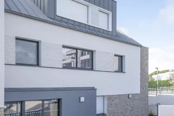 Entrée extérieure du bâtiment Villa Marine, situé à Larmor-Plage, près de Lorient. Des logements neufs réalisés par Pierre promotion.