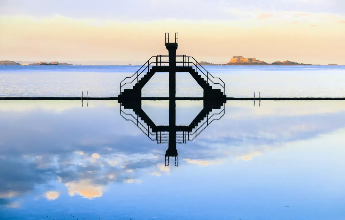 Réflexion d'un plongeoir sur la piscine d'eau de mer à Saint Malo, France