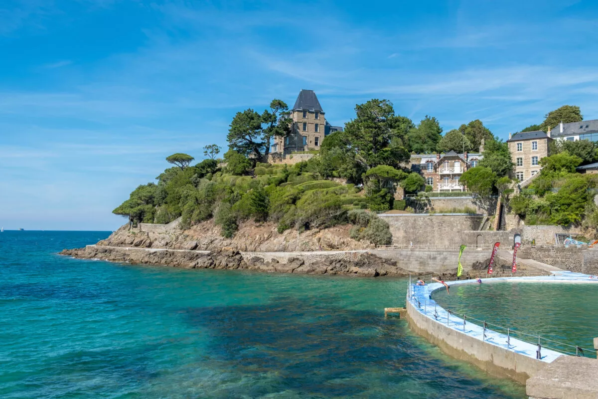 Paysage de la côte bretonne de la ville de Dinard. Vue mer et bâtiments typique de cette ville.