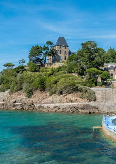 Paysage de la côte bretonne de la ville de Dinard. Vue mer et bâtiments typique de cette ville.