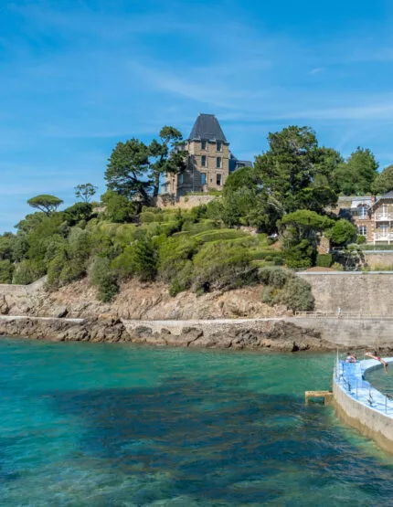 Paysage de la côte bretonne de la ville de Dinard. Vue mer et bâtiments typique de cette ville.
