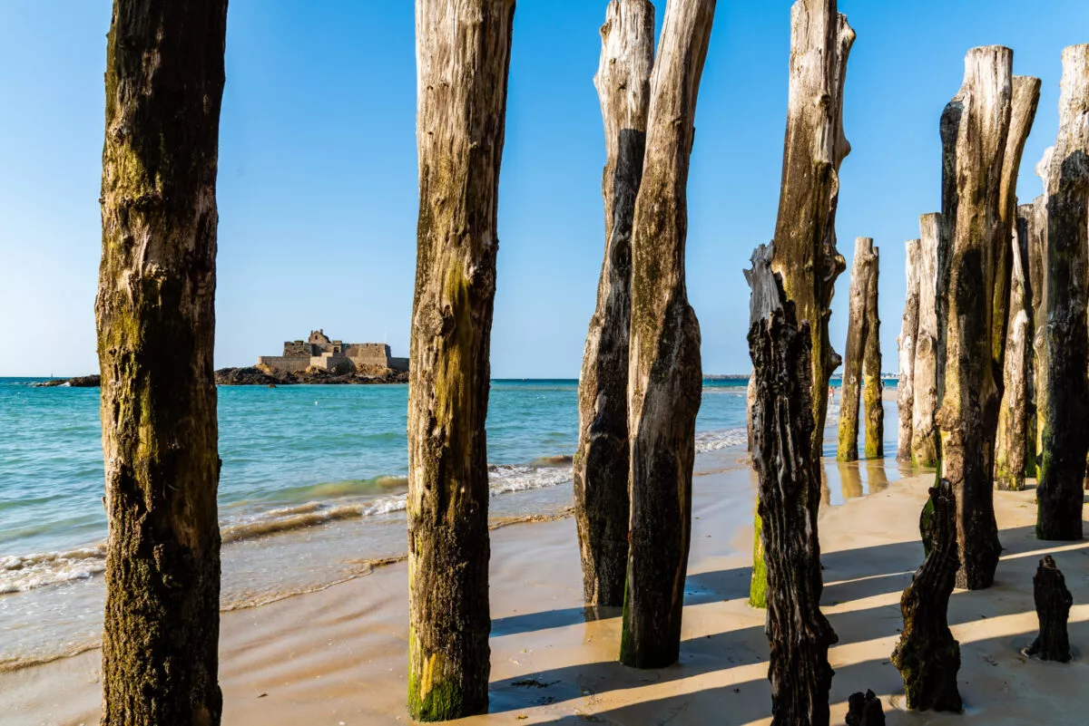 Poteaux en bois sur la plage de Saint Malo. Bretagne, France, Europe