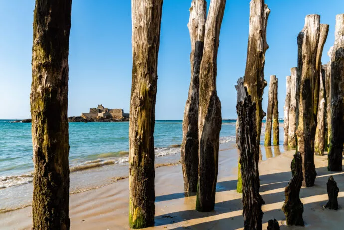 Poteaux en bois sur la plage de Saint Malo. Bretagne, France, Europe