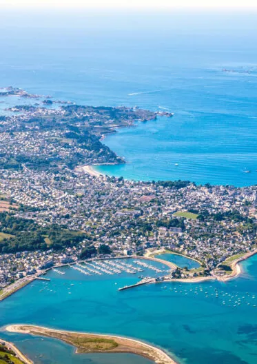 Vue aérienne de la côté. Plage, terre, port et mer.