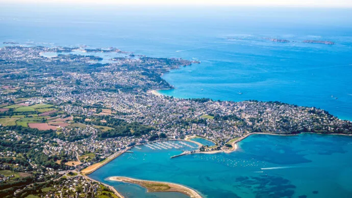 Vue aérienne de la côté. Plage, terre, port et mer.