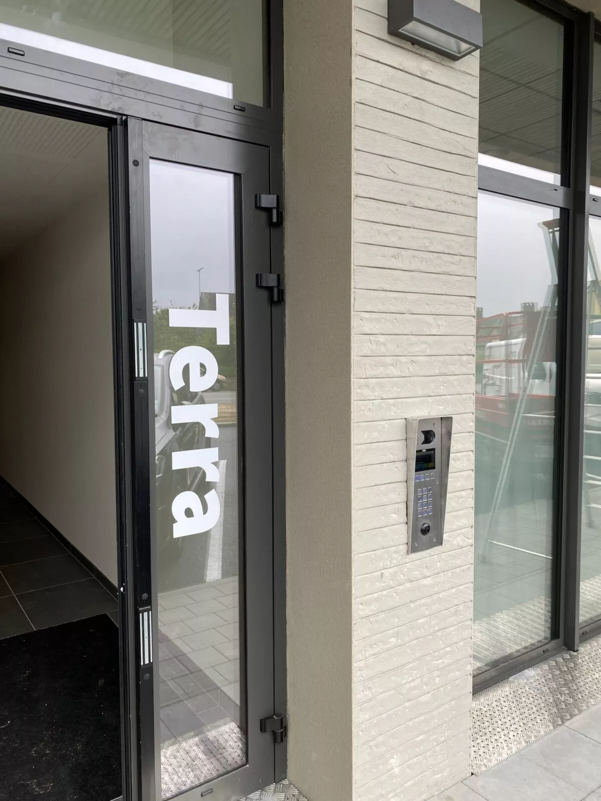 Entrée extérieure de la résidence Terra, située à Liffré, près de Rennes. Des logements neufs réalisés par Pierre Promotion.