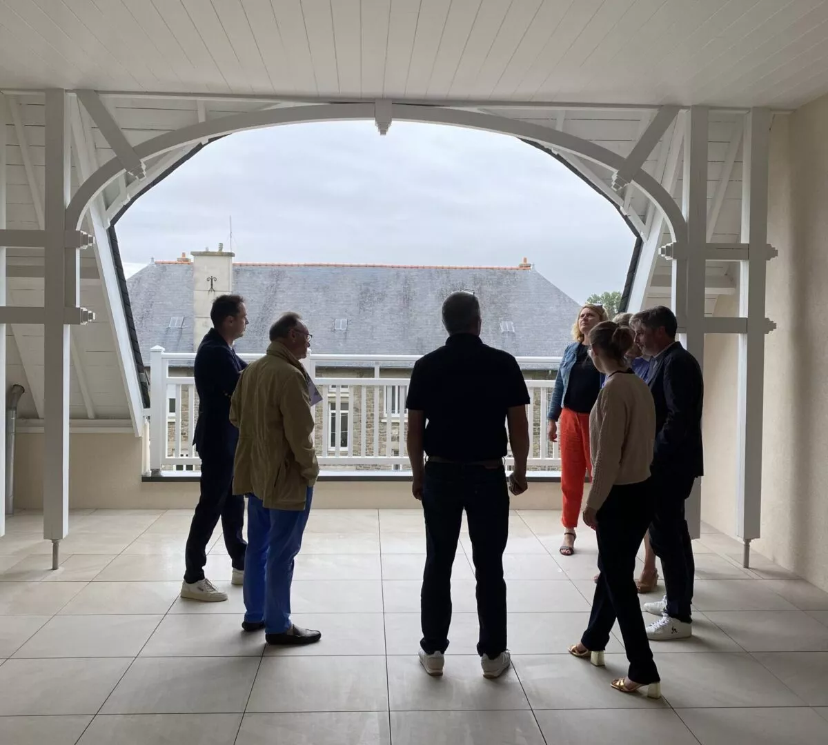 Visite de la mairie de Dinard sur notre programme Chemin de la Mer à Dinard. Discussion dans une loggia d'un des appartements neufs.