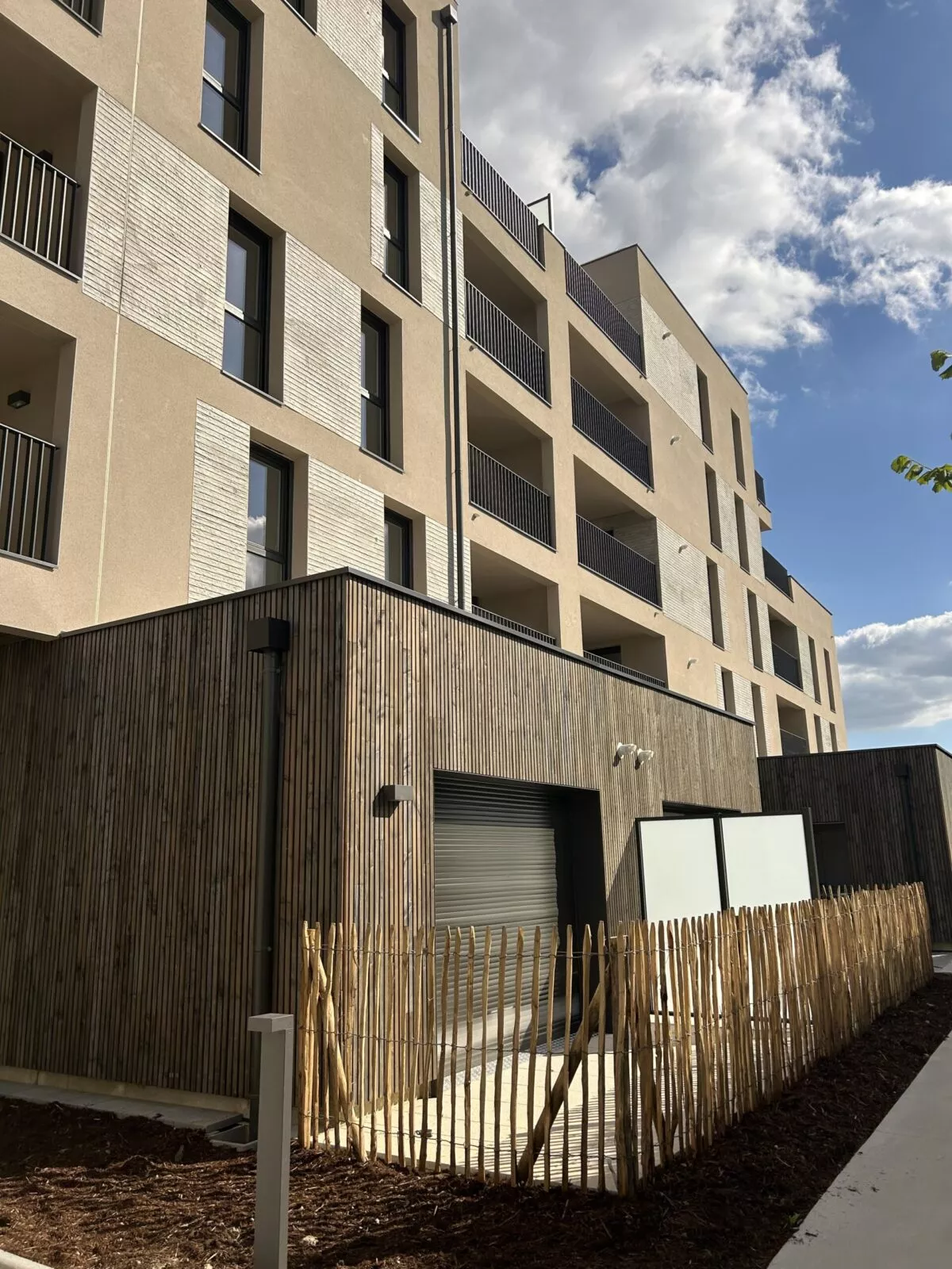 Extérieure du bâtiment de la résidence Terra, située à Liffré, près de Rennes. Des logements neufs réalisés par Pierre Promotion.