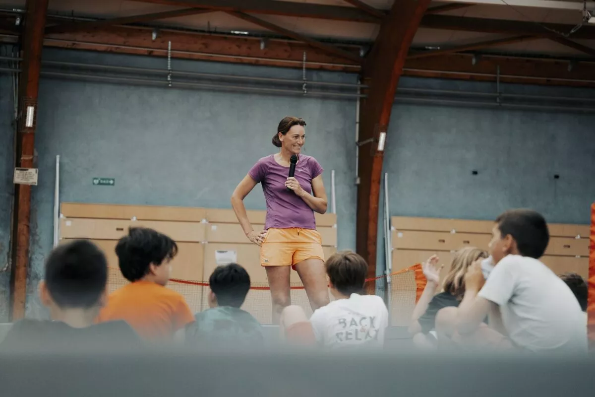Élodie Le Bescond, tenniswoman française, répondant aux questions des enfants pendant l'OPEN en Quartiers by Pierre Promotion.
