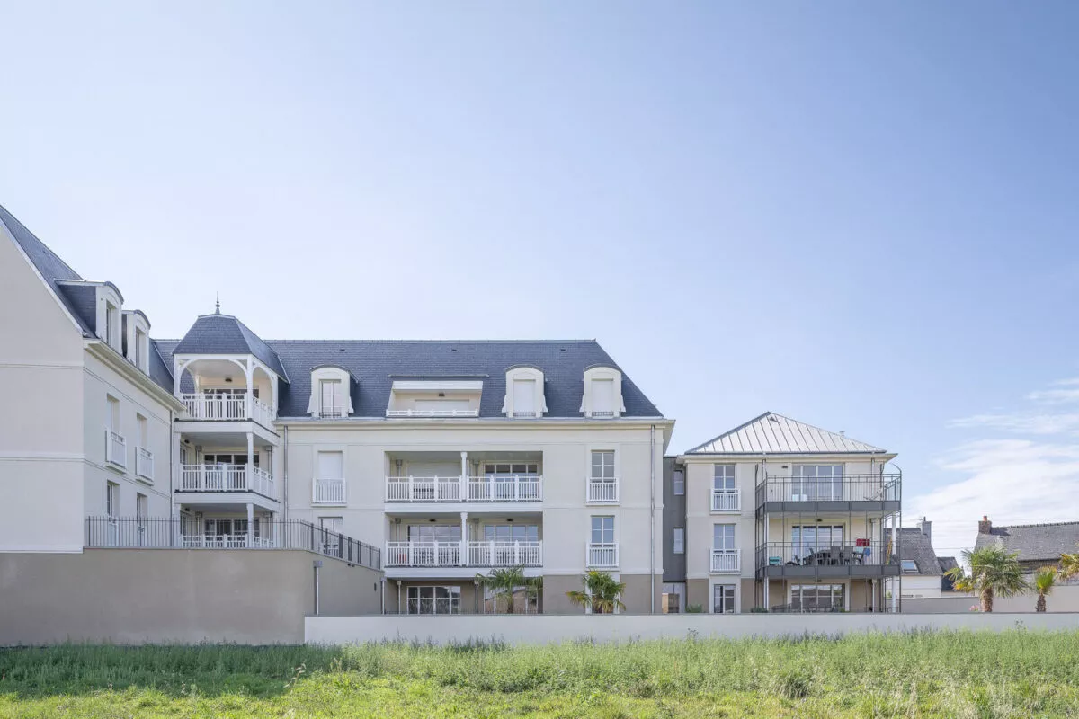 Logements neufs à Dinard dans la résidence Chemin de la Mer, des appartements du T2 au T5, avec un grand jardin accessible à toute la copropriété.