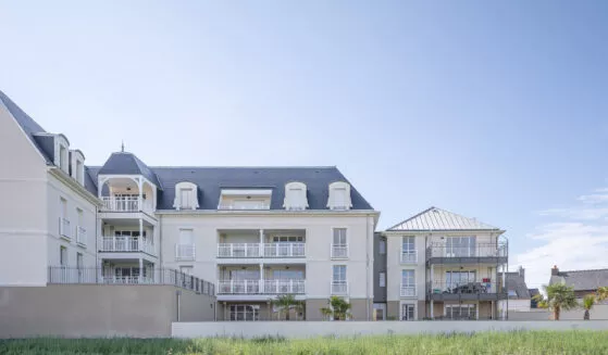 Logements neufs à Dinard dans la résidence Chemin de la Mer, des appartements du T2 au T5, avec un grand jardin accessible à toute la copropriété.
