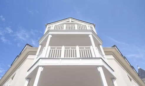 Balcon privatif de la résidence Chemin de la Mer à Dinard. Des menuiseries blanches et un ciel bleu breton, typique dinardais.