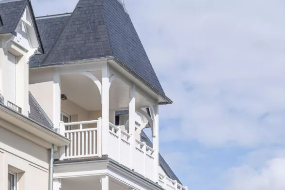 Résidence Chemin de la Mer à Dinard. Vue extérieure des appartements neufs et de leur balcon privatif.