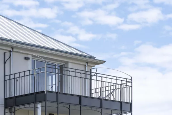 Balcon d'un appartement neuf de la résidence Chemin de la Mer à Dinard. Chaque appartement bénéficie d'un espace extérieur privatif.