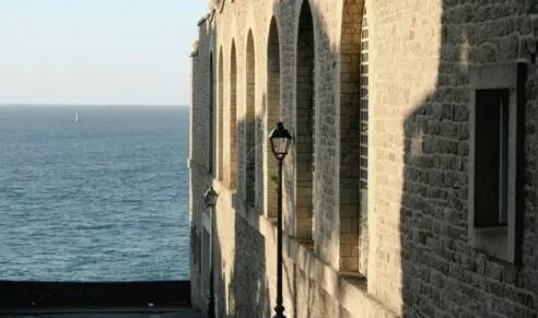 Impasse à Dinard vue sur la mer.