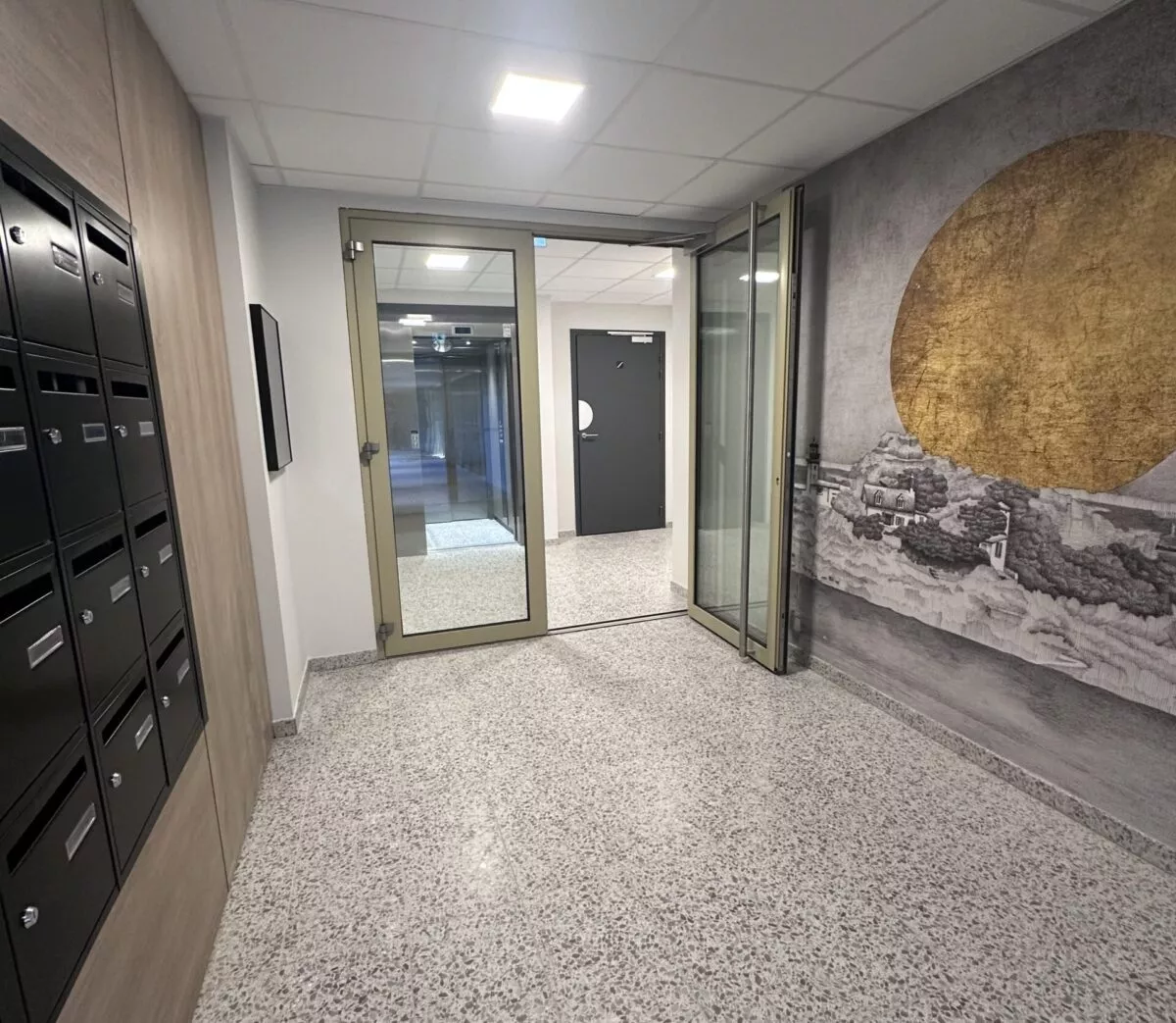 Entrée intérieure de la résidence Esprit du Large à Brest pour accueillir les résidents dans leur nouveau logement neuf.