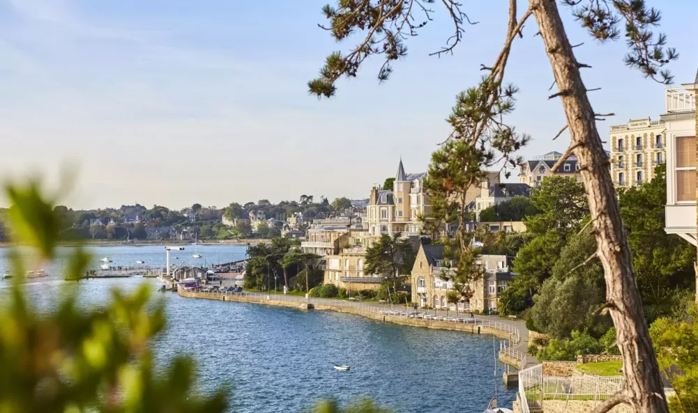 La Promenade Dorée longeant la côte bretonne dans la ville de Dinard. Un chemin faisant partie du GR34 avec une vue sur la mer et la côté.