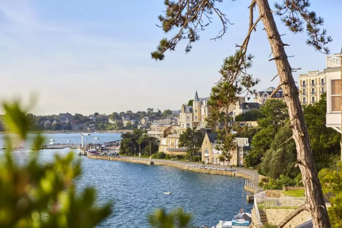 La Promenade Dorée longeant la côte bretonne dans la ville de Dinard. Un chemin faisant partie du GR34 avec une vue sur la mer et la côté.
