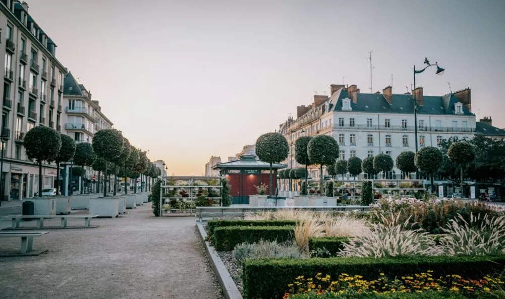 Rue République à Rennes bordée d'immeuble. Ville fleurie idéale pour investir en immobilier.